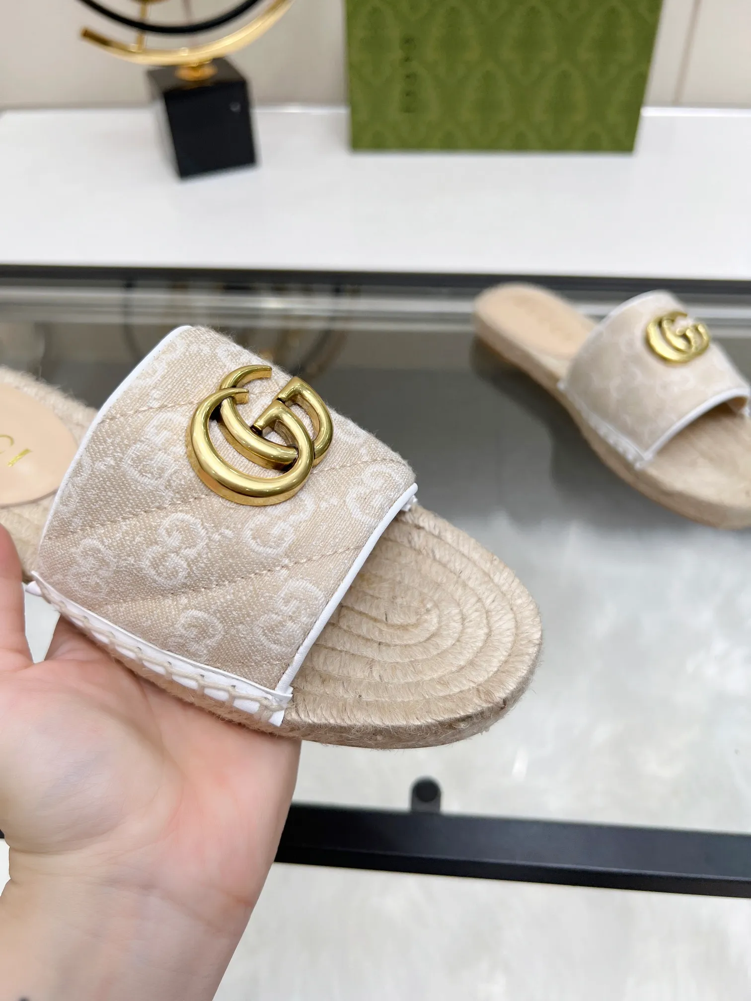 👟👟Ex-factory price 320👟👟 Gucci slippers fisherman shoes new color Injection molded one-piece straw bottom, high-end quality Fabric: Double G imported fabric Lining: sheepskin lining Code number: 35~42 Fabric styles include apricot, floral, pink, black, blue, burgundy, champagne, green, orange, cyan, starry sky, more than 30 colors to choose from, many colors to be updated in the future ,,,,,,,,